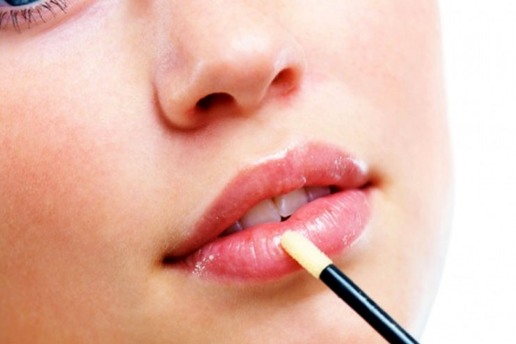 Procedure On How To Apply A Lip Gloss