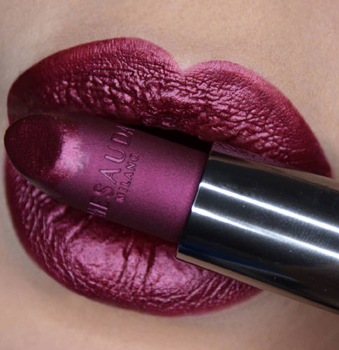 Bordeaux-lippenstift voor een bordeaux-jurk