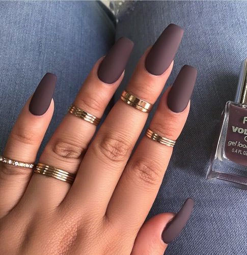  Matte Burgundy Nail Polish per un abito bordeaux